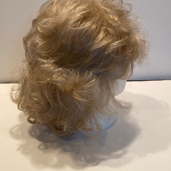 Woman’s Blonde Wig - Picture 4 of 5